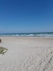 Strand an der Ostseek&uuml;ste mit Wellen