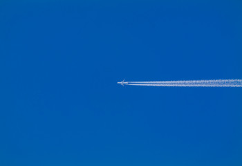 Flugzeug mit Kondensstreifen