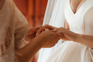 Obraz premium Happy mother holds bride's hand standing with her in the room