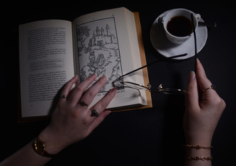 Leyendo con cafe