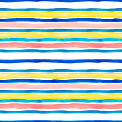 Aquarell gestreiftes nahtloses Muster mit blauen, türkisfarbenen, gelben und pastellrosa Streifen auf weißem Hintergrund.