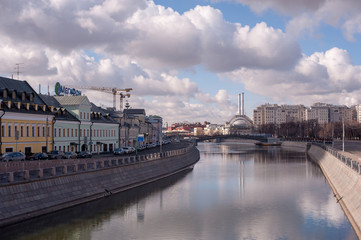 Obraz premium Moscow river and blue sky