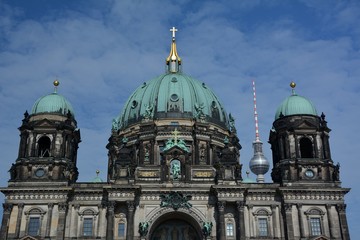 Fototapeta na wymiar Berlin, Germany – April 9, 2015: Berlin Cathedral, Berliner Dom (Upper parish church and cathedral to Berlin) at the Lustgarten on Museum Island is an Evangelical church and dynastic tomb in Berlin