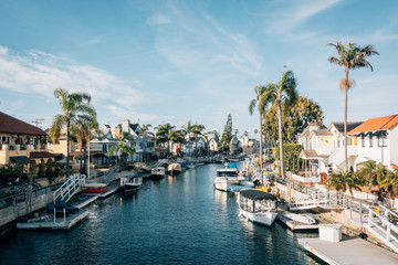 Boats and houses along a canal in Naples, Long Beach, California - obrazy, fototapety, plakaty