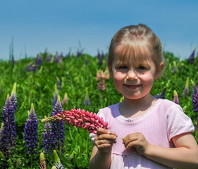 Kleines Mädchen hält selbst gepflückte Blume in der Hand