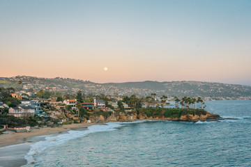 Fototapeta na wymiar Moonrise over Crescent Bay in Laguna Beach, Orange County, California