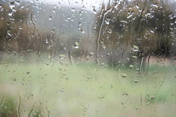 Lluvia en cristalera con vista al campo