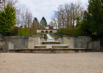 Wasserparadies, öffentlicher Park mit Springbrunnen und kleinen Wasserfällen in Baden-Baden