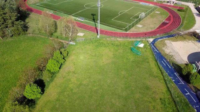 campo sportivo, stadio di calcio e atletica, visione aerea