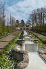 Wasserparadies, öffentlicher Park mit Springbrunnen und kleinen Wasserfällen in Baden-Baden