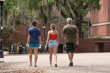 An incoming freshman tours a college campus with her parents.