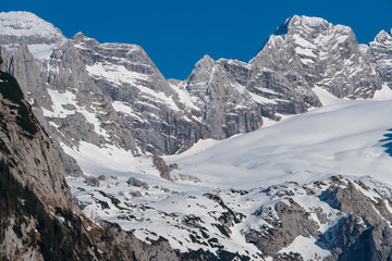 Dachstein Gebirge mit Adamekhütte von Gosausee aus