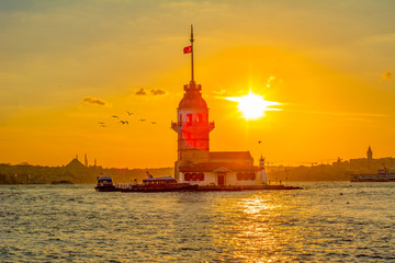 Obraz premium Maiden's Tower in istanbul, Turkey (KIZ KULESI - USKUDAR)