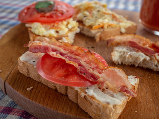 Bacon sandwich, fried tomato and tomato juice.Cowboy style