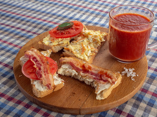 Bacon sandwich, fried tomato and tomato juice.Cowboy style