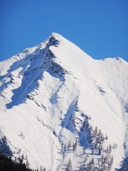 Le alpi Italiane dopo una nevicata. Splendido panorama alpino con le montagne e la neve 