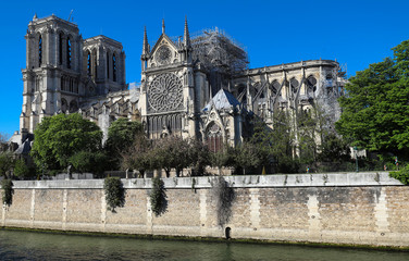 Obraz premium The view of Notre Dame cathedral without roof and spire destroyed by the fire , Paris.