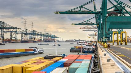 Belebter Hafen von Antwerpen