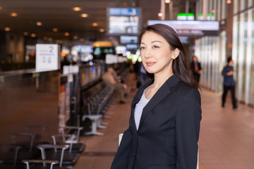 ビジネスウーマン　駅