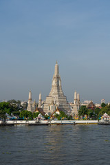 Fototapeta na wymiar Vertical image of Wat Arun temple at Bangkok, Thailand
