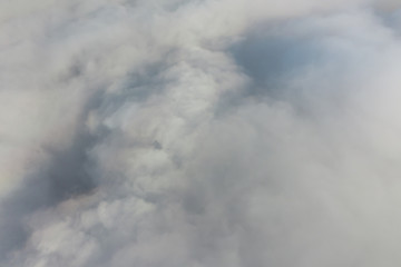 Obraz premium Rare early morning winter fog over the city skyline of the sea bay and skyscrapers before sunrise.