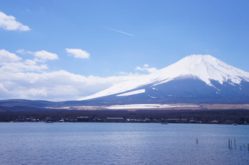 富士山　湖　雪