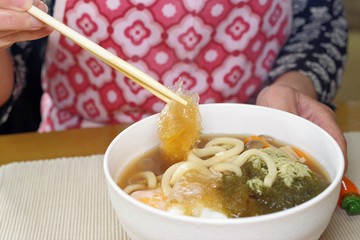 汁うどんに入れた寒天を箸で持ち上げたシーン