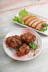 沖縄伝統料理の豚足テビチと三枚肉