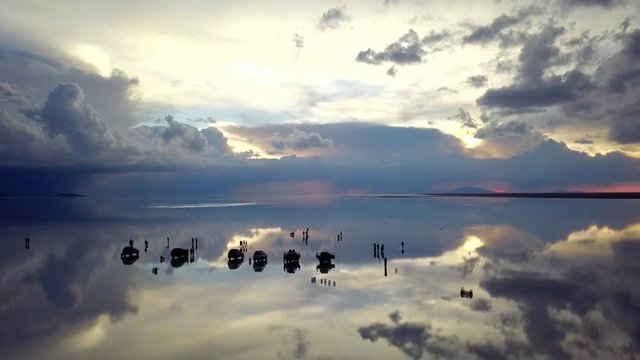 ウユニ塩湖 鏡張りの雨季 ドローン映像