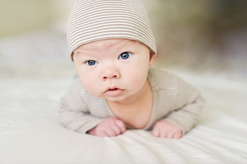  baby   keeps his head