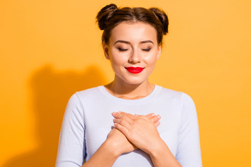 Close-up portrait of her she nice attractive lovely calm peaceful sweet winsome cheerful glamorous...
