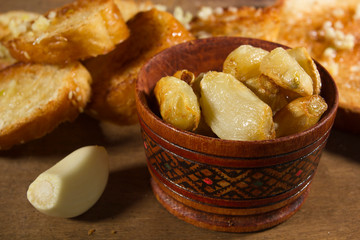 Baked garlic in a wooden bowl
