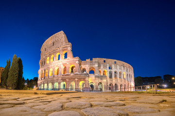 Fototapeta premium Nocny widok Koloseum w Rzymie, Włochy. Architektura Rzymu i punkt orientacyjny. Rzym Koloseum jest jedną z głównych atrakcji Rzymu i Włoch