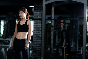 Fototapeta na wymiar Asian fitness woman in Gym