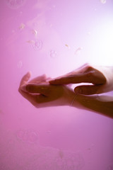 wunderschöne frau spaziert und erkundet die Welt