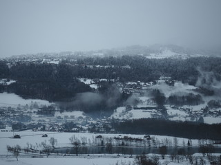 Nuages sur paysage enneigé