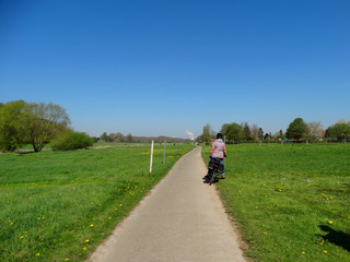 Obraz premium Radfahrer auf dem Weser Radweg an einem sonnigen Tag 