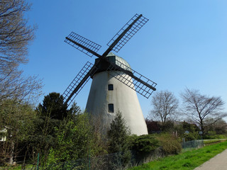 Fototapeta na wymiar Windmühle in Tündern 
