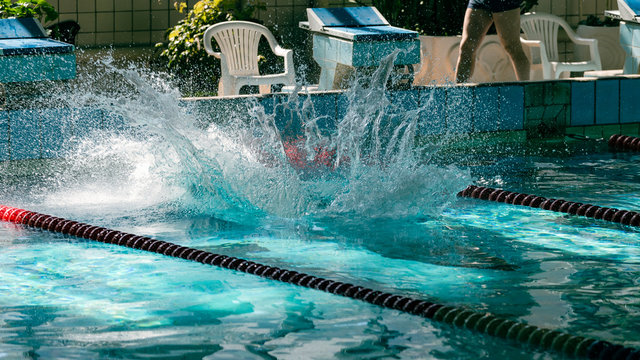 Diving swimmer in the sport pool © NCKAHDEP