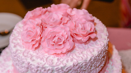 Fototapeta na wymiar beautiful cream pink roses on wedding cake
