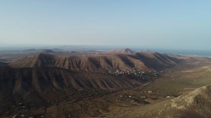 atardecer entre montañas y paisajes