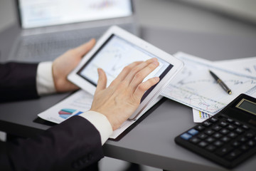 Obraz premium close up.the businessman uses a digital tablet to work with financial data