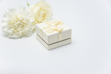 プレゼント　ギフト　白い花