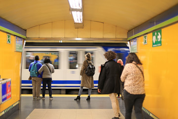 gente esperando en el andén del metro 4M0A8907-as19