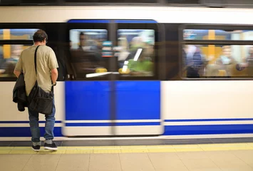 Fotobehang persona esperando en el andén del metro 4M0A8987-as19 © txakel