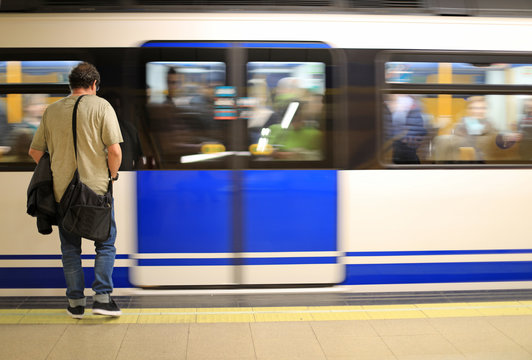 persona esperando en el and&eacute;n del metro 4M0A8987-as19