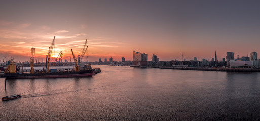 Sonnenuntergang im Hamburger Hafen mit Elbphilharmonie
