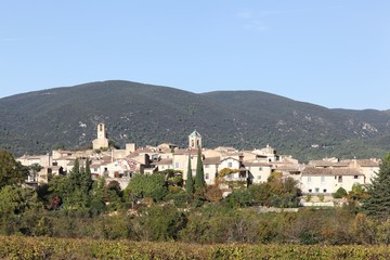 Fototapeta na wymiar View of the village of Lourmarin in Provence, France