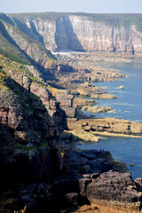 Littoral d&eacute;coup&eacute; de la c&ocirc;te atlantique en Bretagne, rochers, falaises, oc&eacute;an