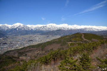 Fototapeta na wymiar 長野県大町市 鷹狩山から見る北アルプスと大町市街